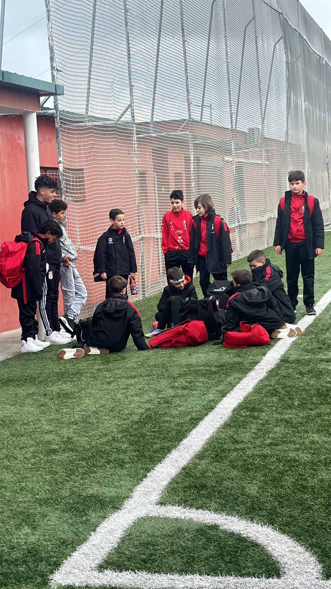 Piña en la banda antes del partido
